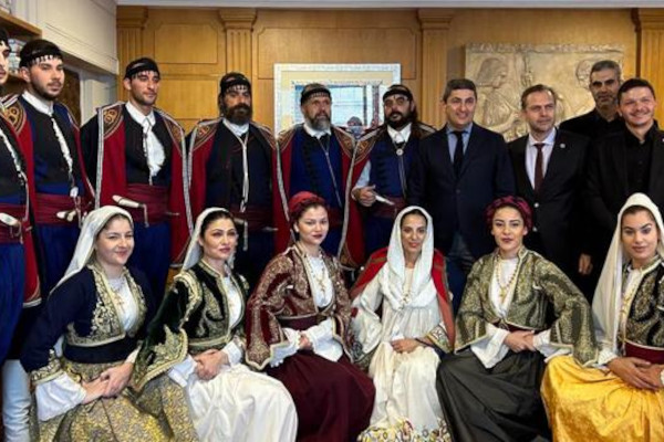 Κρητικά και ποντιακά  κάλαντα έψαλαν στον Υπουργό Αγροτικής Ανάπτυξης και Τροφίμων, Λευτέρη Αυγενάκη